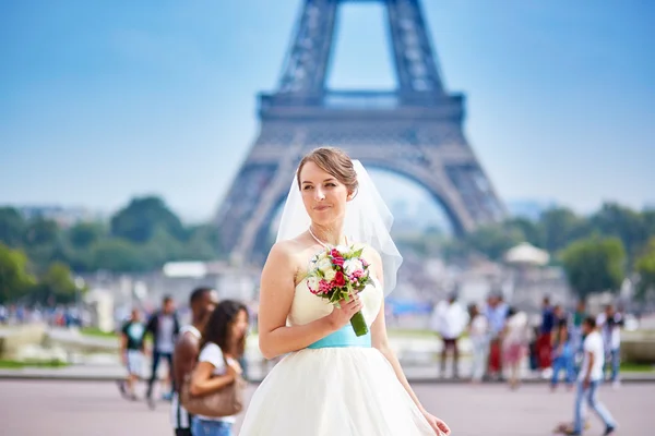 在巴黎的年轻美丽的新娘 — 图库照片