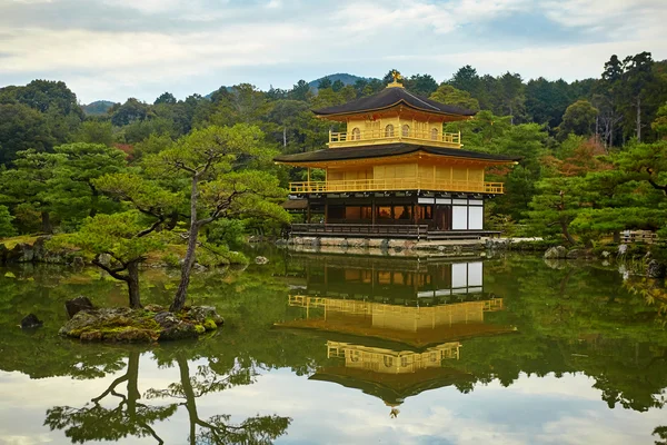 Kinkakuji Ναό (το χρυσό περίπτερο) στο Κυότο — Φωτογραφία Αρχείου