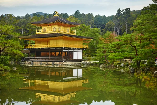 Kinkakuji Ναό (το χρυσό περίπτερο) στο Κυότο — Φωτογραφία Αρχείου