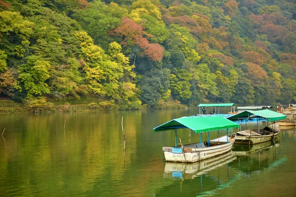 Barcos no rio Katsura no outono em Arashiyama, Kyoto — Fotografia de Stock