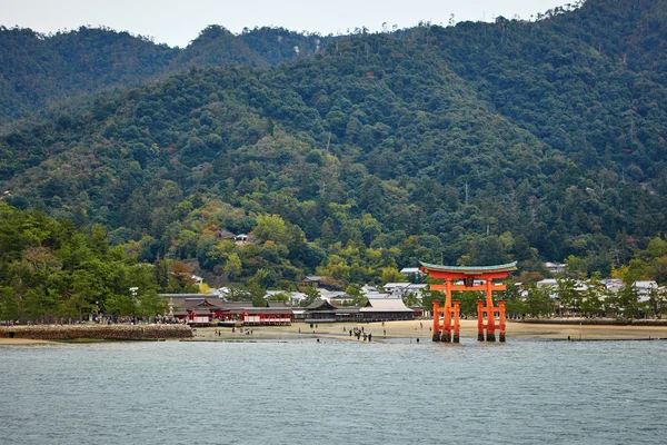 Weergave van Torii poort in Miyajima, Japan — Stockfoto