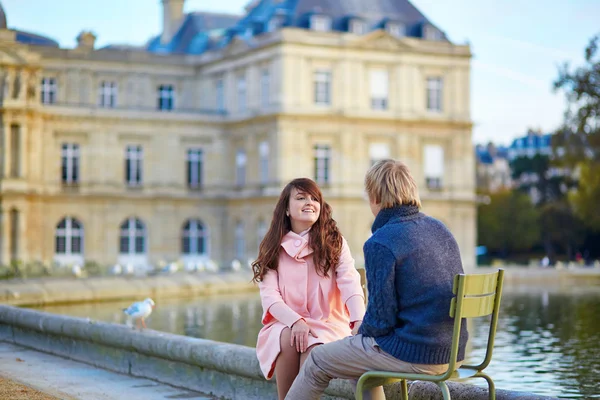 Feliz jovem casal ter um encontro em Paris — Fotografia de Stock