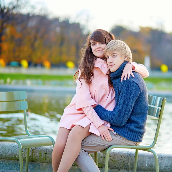 Feliz pareja joven teniendo una cita en París —  Fotos de Stock