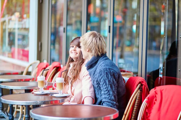 Feliz jovem casal beber café no café — Fotografia de Stock