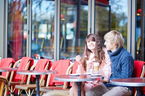 Feliz joven pareja bebiendo café en la cafetería — Foto de Stock