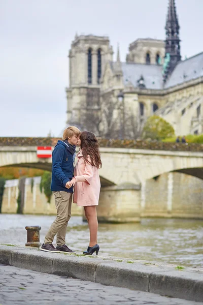 パリのセーヌ川の堤防上のカップルのデート — ストック写真