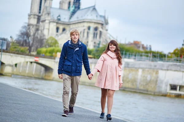 在巴黎的塞纳河路堤对情侣 — 图库照片