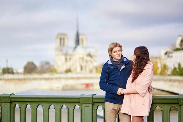 Happy dating couple walking in Paris — Stock Photo, Image