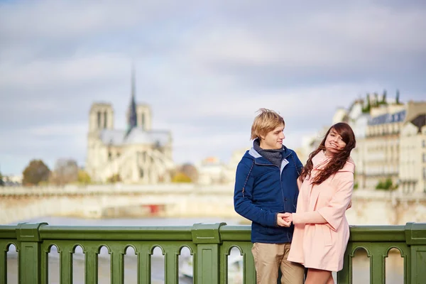 Happy randki para spaceru w Paryżu — Zdjęcie stockowe