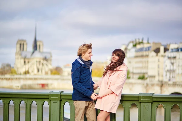 Feliz namoro casal andando em Paris — Fotografia de Stock