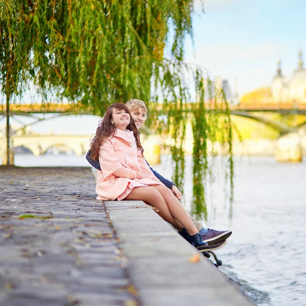 Jonge paar aan de Seine kade daten — Stockfoto