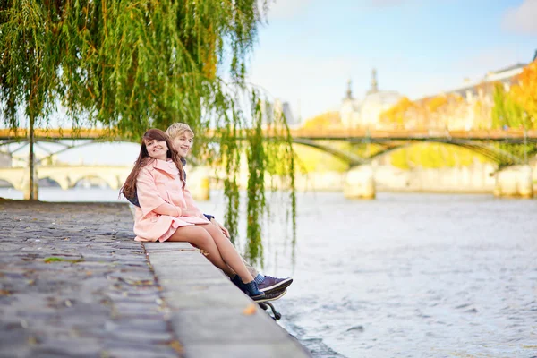 Young dating couple on the Seine embankment — Stock Photo, Image