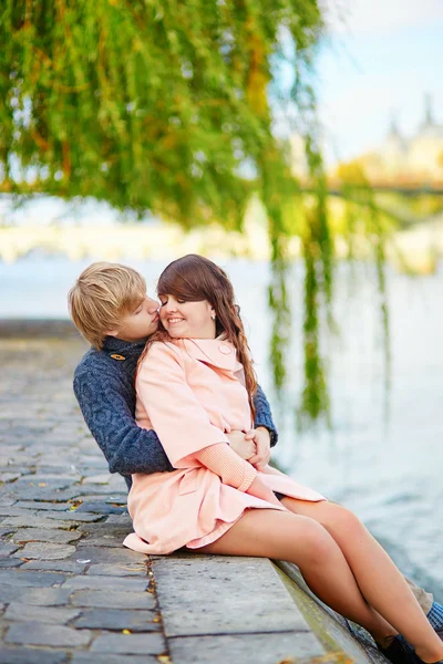 Young datování pár na nábřeží Seiny — Stock fotografie