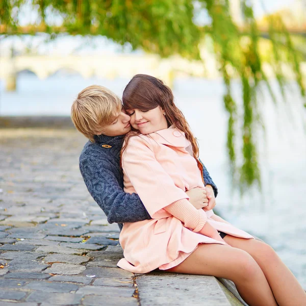 Young dating couple on the Seine embankment — Stock Photo, Image