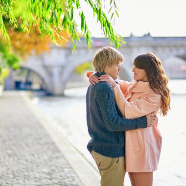Genç çift Seine dolgu üzerinde dating