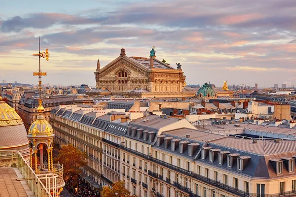 Skyline parisienne avec Opéra Garnier au coucher du soleil — Photo