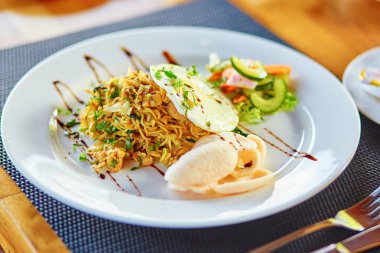 Mie goreng - baharatlı kızarmış köri anlık erişte