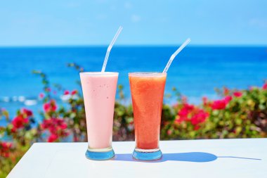 tropikal bir çare olarak iki lezzetli taze meyve suları 