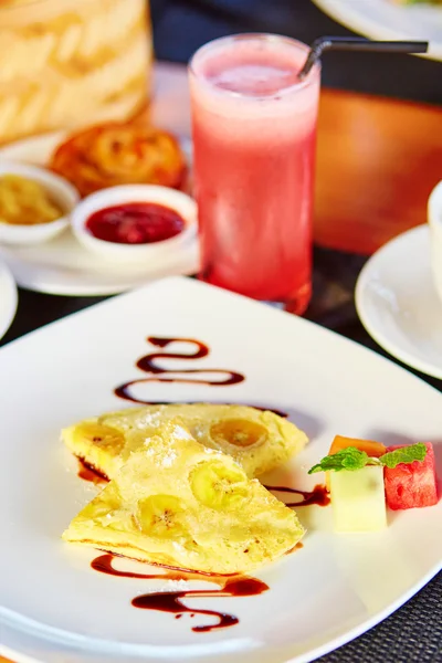 Balinesiska banan pannkaka och vattenmelon juice — Stockfoto