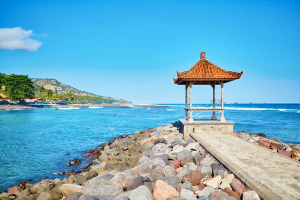 Gazebo tradicional balinés con vista al mar — Foto de Stock