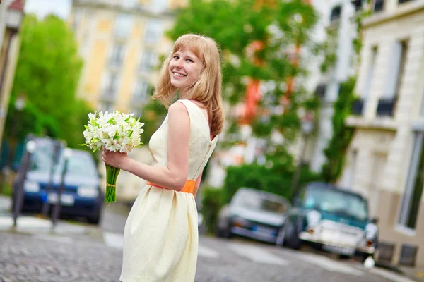 Молодая невеста на улице Монмартр в Париже — стоковое фото
