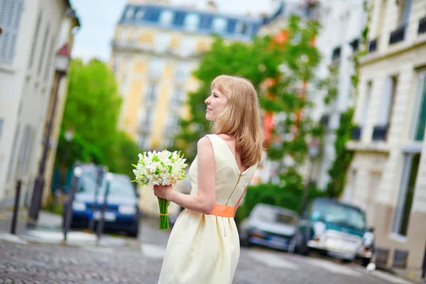 Young bride on a street of Montmartre in Paris — Stock Photo, Image