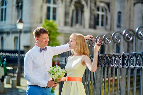 Szczęśliwy tylko małżeństwem na Montmartre w Paryżu — Zdjęcie stockowe