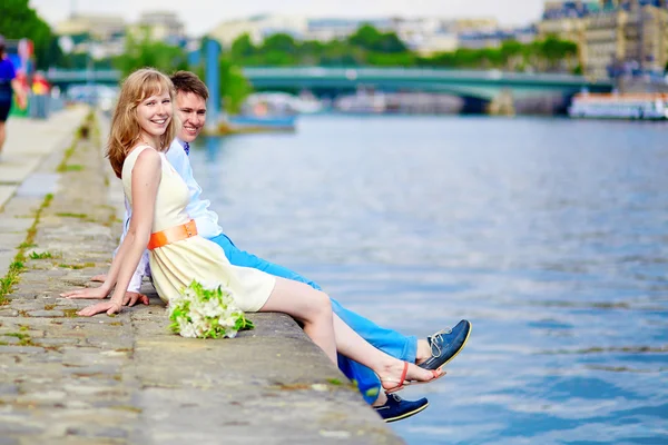 Joyeux couple sur le quai de la Seine — Photo