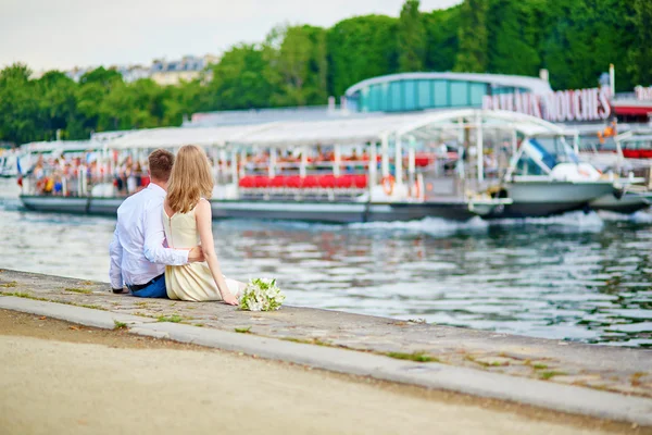 Happy couple on the Seine embankment — Stock Photo, Image