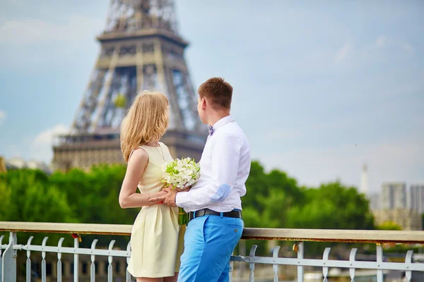 Pareja recién casada en París — Foto de Stock