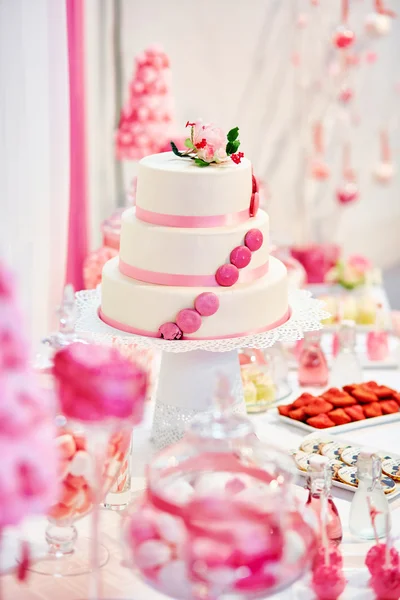 Bröllopstårta på ett dessertbord — Stockfoto