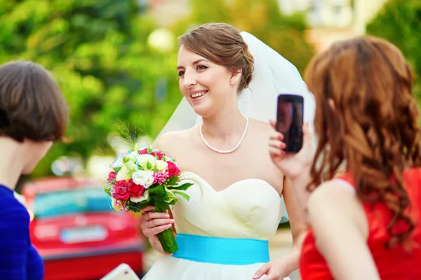 Damigella d'onore sta scattando foto di una sposa — Foto Stock