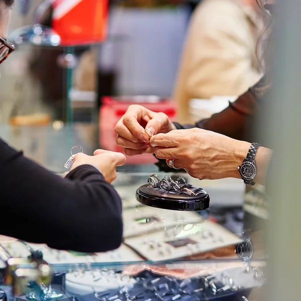 Woman trying wedding rings — Stock Photo, Image