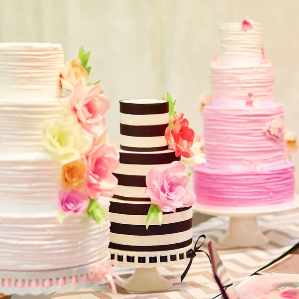 Tres pasteles de boda en una mesa de postres — Foto de Stock