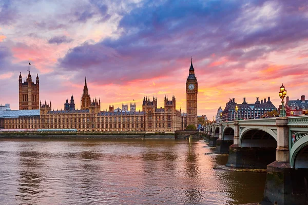 Big Ben y Westminster Bridge al atardecer — Foto de Stock