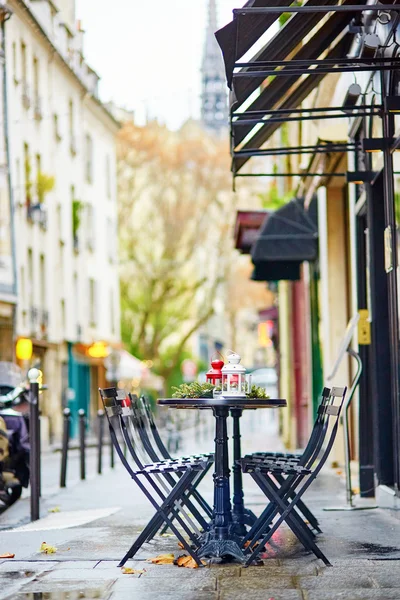 Café al aire libre parisino decorado para Navidad —  Fotos de Stock