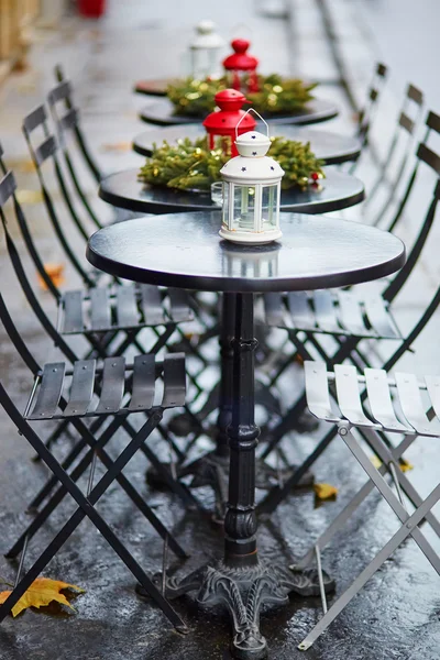 Parisian outdoor cafe decorated for Christmas — Stock Photo, Image