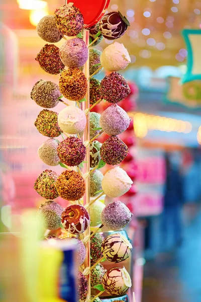 Maçãs em cobertura de chocolate em um mercado de Natal — Fotografia de Stock
