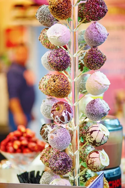 Pommes en glaçage au chocolat sur un marché de Noël — Photo