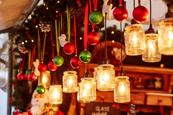 Decoraciones en un mercado de Navidad parisino — Foto de Stock