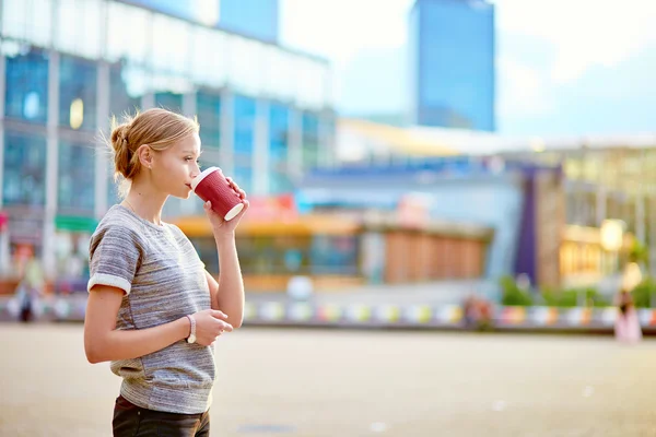 Mädchen trinkt Kaffee bei der Verteidigung in Paris — Stockfoto