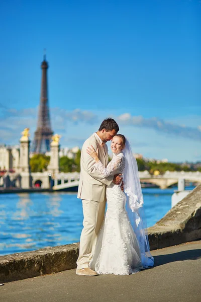 Hermosa pareja de recién casados en París — Foto de Stock