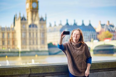 Londra'nın turistik selfie yapıyor