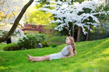 Kiraz çiçeği bahçe içinde güzel genç kız