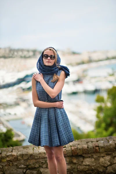 Mujer joven en la colina de Le Suquet en Cannes, Francia — Foto de Stock