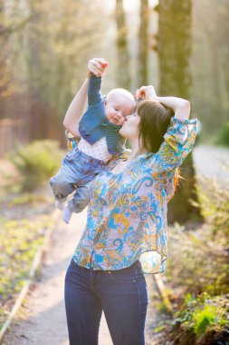 Orman onun bebek çocukla genç anne
