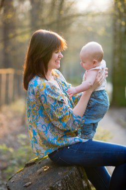 Orman onun bebek çocukla genç anne