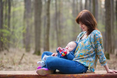 Orman onun bebek çocukla genç anne