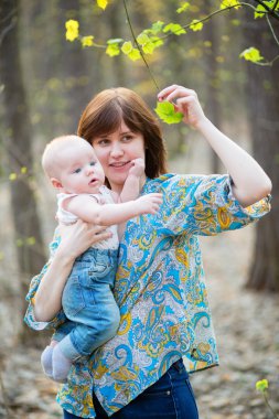 Orman onun bebek çocukla genç anne