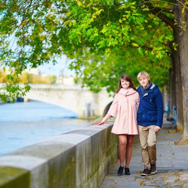 Çift Paris'te bir güzel bahar gününde dating
